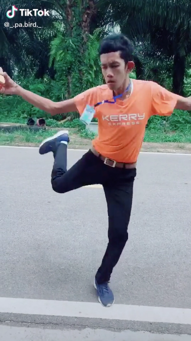 พนักงานส่งของ ลีลาขั้นเทพมอบตำแหน่งแดนซ์เลิศสุดในสามโลก