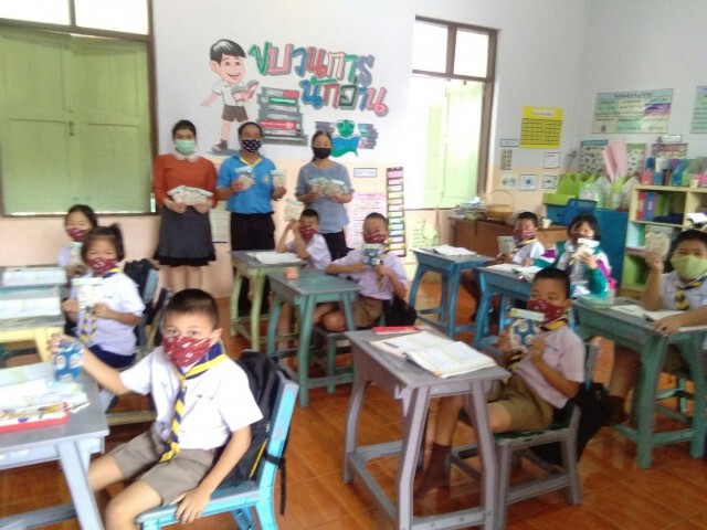 ผู้ช่วยปลัดกระทรวงศึกษาธิการ มอบหน้ากากผ้าอนามัยให้เด็กนักเรียน