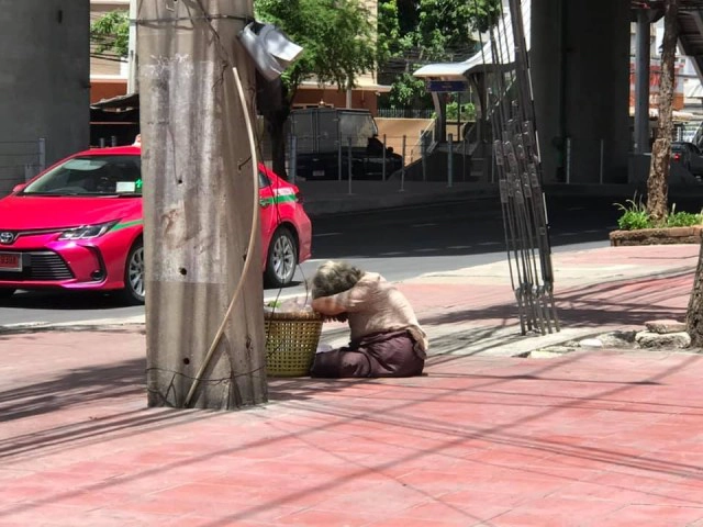 ยายขายขนมนั่งหลับตากแดด ไม่มีใครสนใจ ลั่นเขินไม่กล้าขายของแล้ว