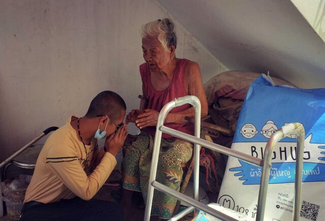 ยายรอคนช่วยเหลือในมุมมืดใต้บันได ร่างกายไม่มีแรงเดิน