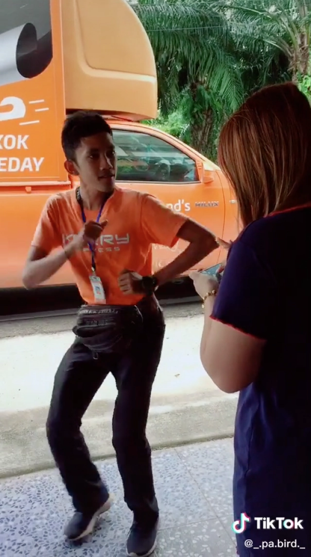 พนักงานส่งของ ลีลาขั้นเทพมอบตำแหน่งแดนซ์เลิศสุดในสามโลก