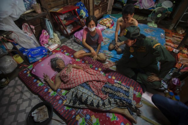 ชีวิตที่ต้องดิ้นรนของหญิงชราวัย 80 ป่วยติดเตียง ลูกชายตาบอด ซ้ำลูกสาวประสาทตาฝ่อ