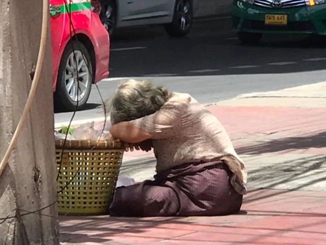 ยายขายขนมนั่งหลับตากแดด ไม่มีใครสนใจ ลั่นเขินไม่กล้าขายของแล้ว