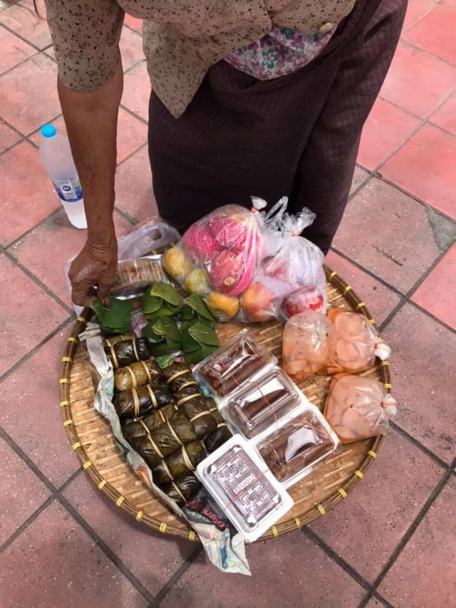 ยายขายขนมนั่งหลับตากแดด ไม่มีใครสนใจ ลั่นเขินไม่กล้าขายของแล้ว