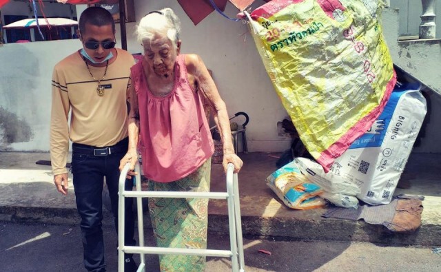 ยายรอคนช่วยเหลือในมุมมืดใต้บันได ร่างกายไม่มีแรงเดิน