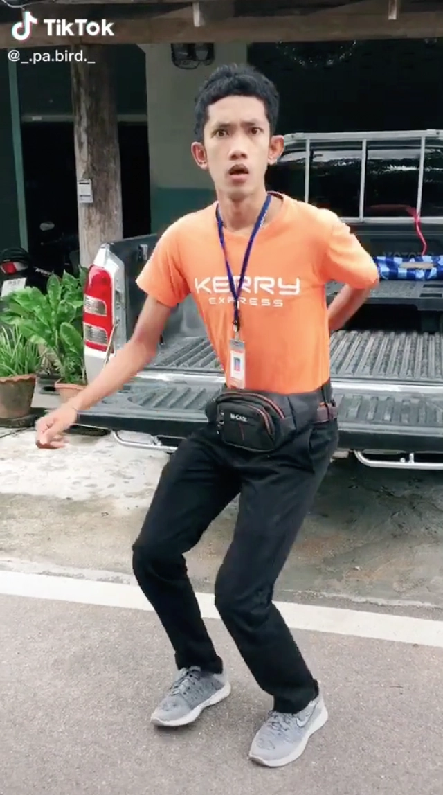 พนักงานส่งของ ลีลาขั้นเทพมอบตำแหน่งแดนซ์เลิศสุดในสามโลก