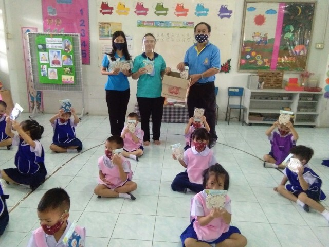ผู้ช่วยปลัดกระทรวงศึกษาธิการ มอบหน้ากากผ้าอนามัยให้เด็กนักเรียน