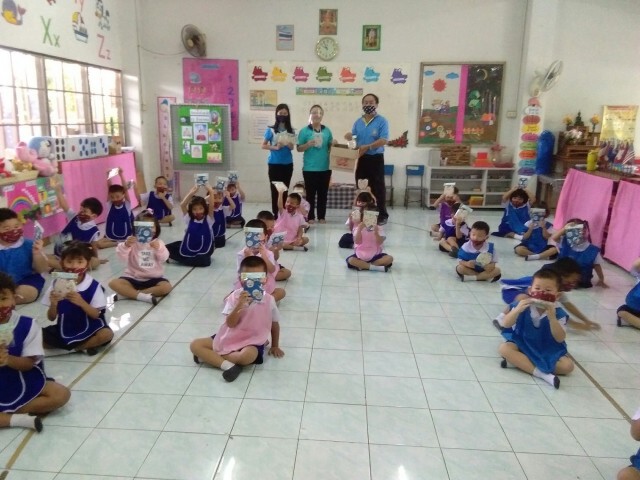 ผู้ช่วยปลัดกระทรวงศึกษาธิการ มอบหน้ากากผ้าอนามัยให้เด็กนักเรียน