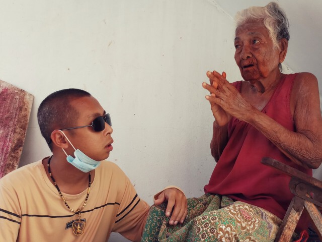 ยายรอคนช่วยเหลือในมุมมืดใต้บันได ร่างกายไม่มีแรงเดิน