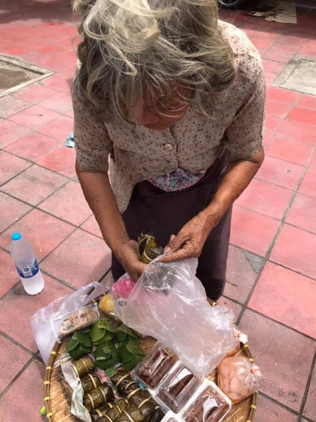 ยายขายขนมนั่งหลับตากแดด ไม่มีใครสนใจ ลั่นเขินไม่กล้าขายของแล้ว