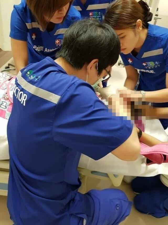 แม่แชร์ประสบการณ์ ลูกน้อยเอาสติกเกอร์ยัดรูจมูก ทำหมอปาดเหงื่อ สุดท้ายโดนจับมัด