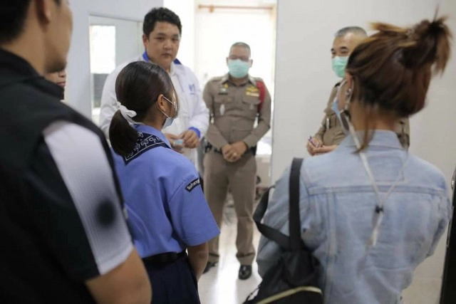 นักเรียนหญิง ม.4 แจ้งความครูตบหัวขณะชู 3 นิ้ว