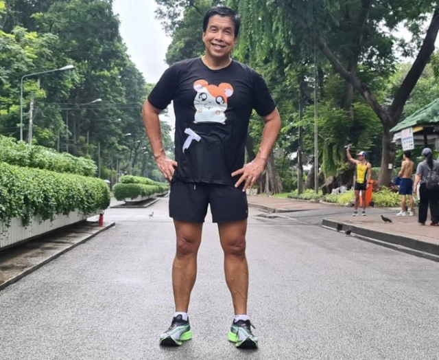 "ชัชชาติ" โพสต์ชวนวิ่ง สวมเสื้อลายการ์ตูนแฮมทาโร่ พร้อมติดโบว์ขาว