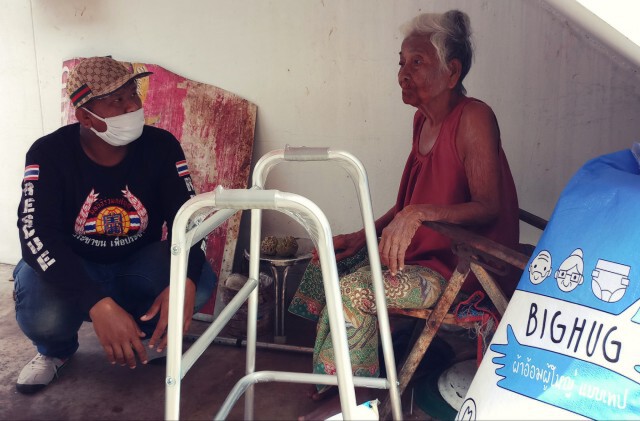 ยายรอคนช่วยเหลือในมุมมืดใต้บันได ร่างกายไม่มีแรงเดิน