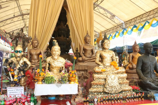 ชาวบ้านแห่ไหว้พระขอพร สมหวังแก้บนถวายไข่ไก่หมื่นฟอง