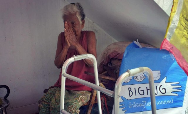 ยายรอคนช่วยเหลือในมุมมืดใต้บันได ร่างกายไม่มีแรงเดิน