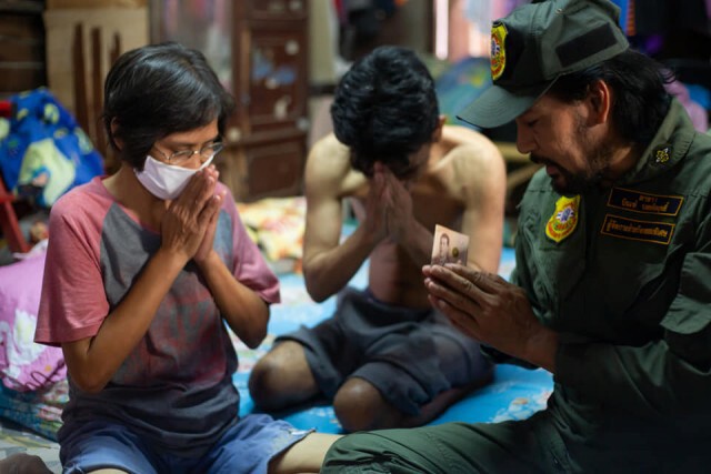 ชีวิตที่ต้องดิ้นรนของหญิงชราวัย 80 ป่วยติดเตียง ลูกชายตาบอด ซ้ำลูกสาวประสาทตาฝ่อ