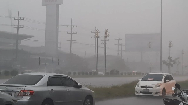 ฝนถล่มหาดใหญ่น้ำท่วมขังหลายจุดทั่วเมือง