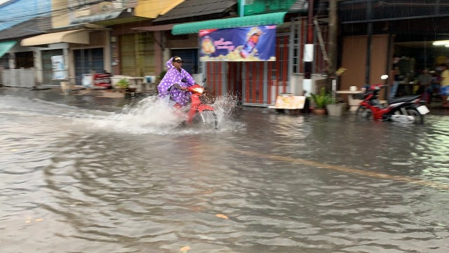 ฝนถล่มหาดใหญ่น้ำท่วมขังหลายจุดทั่วเมือง