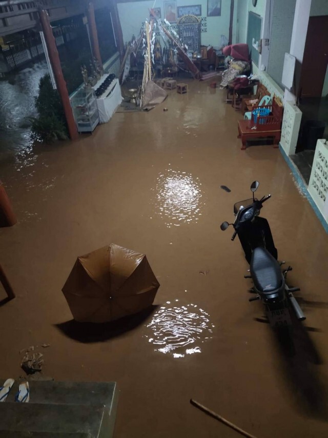 น้ำป่าทะลักกลางดึกท่วม "วัด-บ้านเรือน"