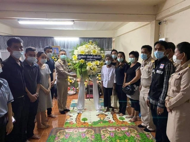 "บิ๊กตู่"ส่งพวงหรีดเคารพศพลุงฆ่าตัวตายเครียดข่าวม็อบไล่นายกฯ