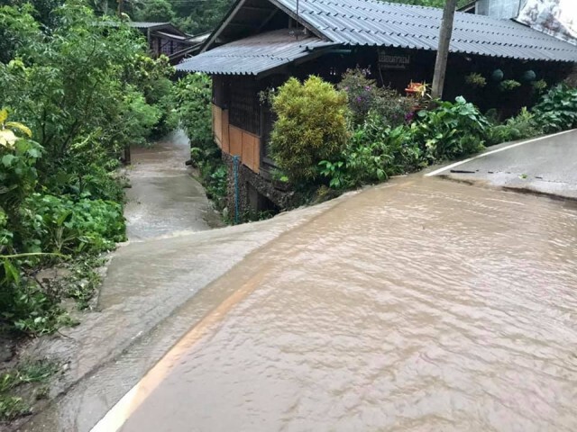 ฝนตกหนักน้ำป่าหลาก "แม่กำปอง"