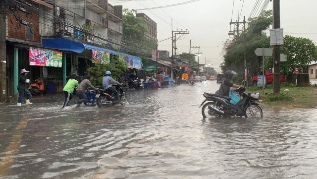 ฝนถล่มหาดใหญ่น้ำท่วมขังหลายจุดทั่วเมือง