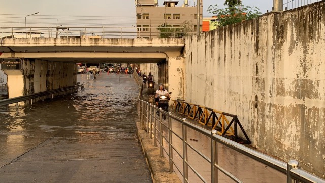 ฝนถล่มหาดใหญ่น้ำท่วมขังหลายจุดทั่วเมือง