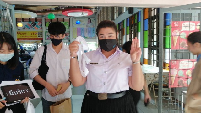 "โบว์ขาวมันร้าวใจ" ต่อต้านอำนาจเผด็จการ-ล่าชื่อแก้รธน.