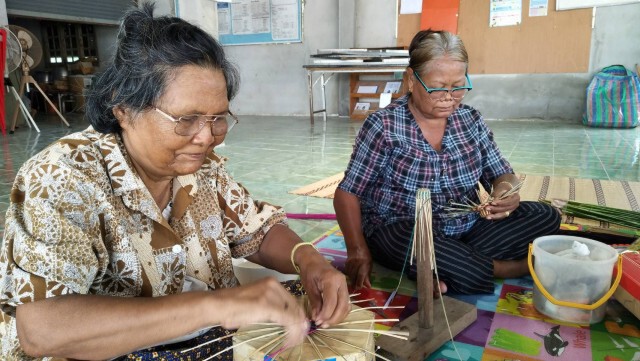 ผู้สูงอายุโคราช สานต้นไหลสร้างรายได้ช่วงโควิด