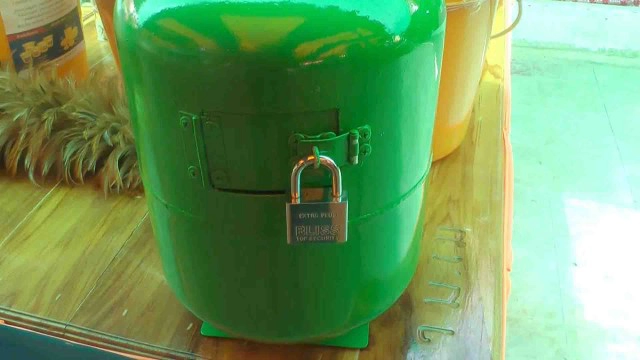 เก๋ไก๋!ตู้รับบริจาคถังน้ำยาแอร์