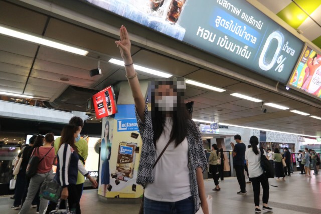 สาวแฮมทาโร่ ชู 3 นิ้ว กลางรถไฟฟ้าสยาม