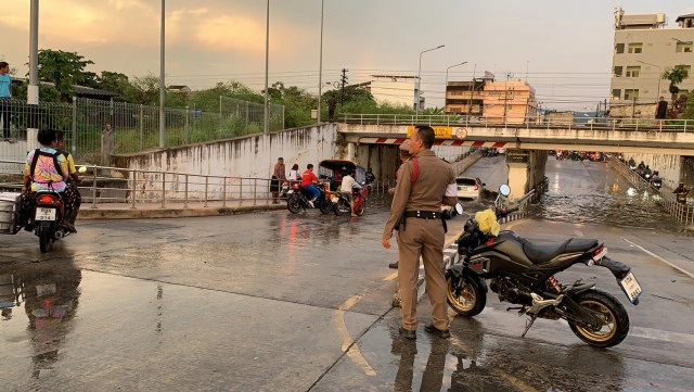 ฝนถล่มหาดใหญ่น้ำท่วมขังหลายจุดทั่วเมือง
