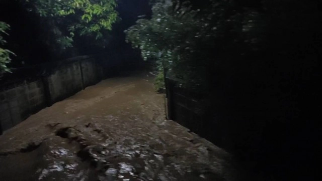 แพร่อ่วม!-น้ำทะลักท่วมบ้านกลางดึก-ขนของไว้บนถนน