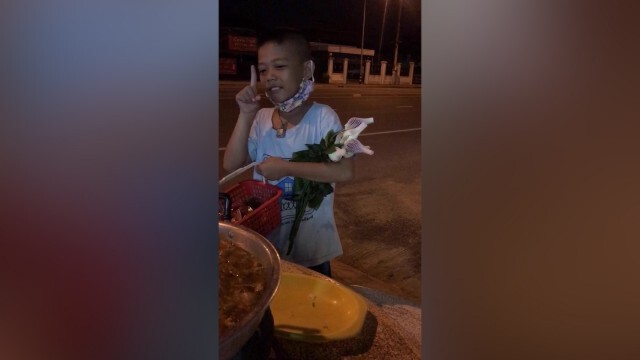 หนุ่มสาวนั่งกินปิ้งย่างเจอเด็กขายดอกไม้แอบกระซิบขอกินหมู 1 ชิ้น ก่อนกลับยังขอห่อไปให้น้อง