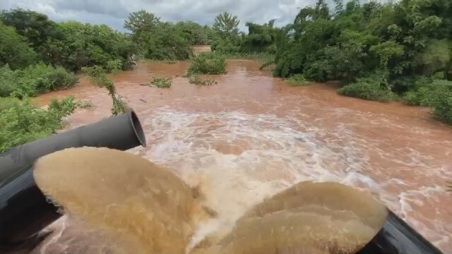ระดมสูบน้ำลงแม่น้ำน่านป้องกันน้ำทะลักเขตเมือง