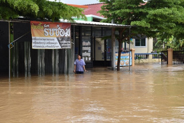 เร่งนำเรืออพยพชาวบ้านออกพื้นที่เสี่ยงน้ำท่วม