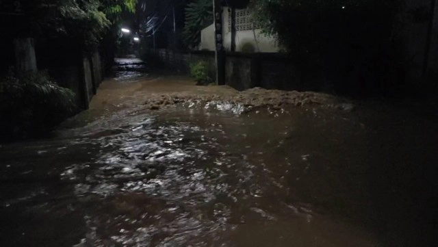 แพร่อ่วม!-น้ำทะลักท่วมบ้านกลางดึก-ขนของไว้บนถนน