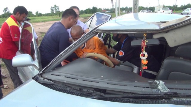 เจ้าของโรงเชือดช่วยเต่ากลางถนน ถูกเก๋งพุ่งชน พระในรถบาดเจ็บ