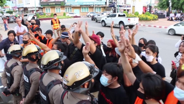"กลุ่มอีสานปลดแอก" ปะทะเจ้าหน้าที่ก่อนเริ่มกิจกรรม