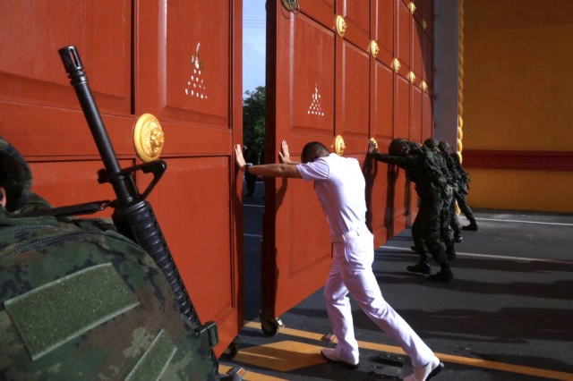 ซุ้มประตูนย.มูลค่า 20 ล.เปิดใช้แล้ว ทร.ยันไม่ใช่งบหลวง