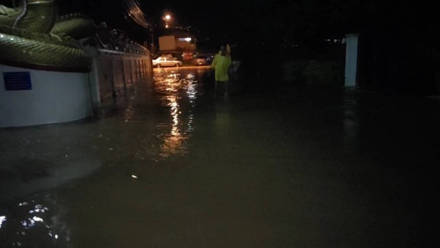 แพร่อ่วม!-น้ำทะลักท่วมบ้านกลางดึก-ขนของไว้บนถนน