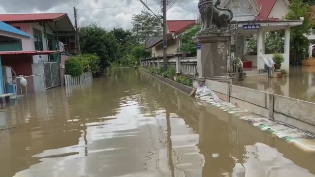 ระดมสูบน้ำลงแม่น้ำน่านป้องกันน้ำทะลักเขตเมือง
