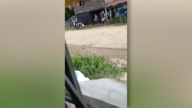 ชาวบ้านแอบถ่าย ลูกทรพีทำร้ายแม่ เตะไม่นับ แม่หนียังวิ่งตามกระชากจนล้ม