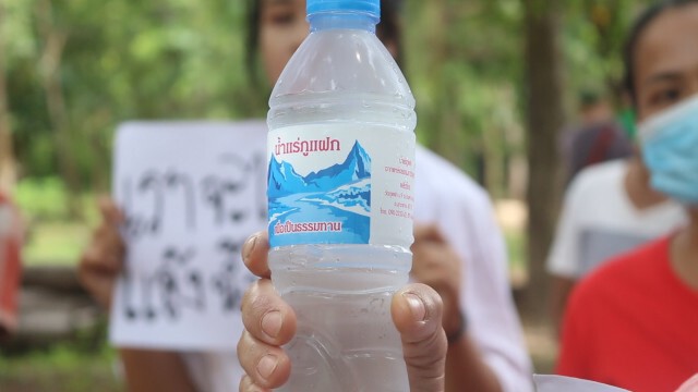 ชาวบ้านบุกวัดป่าหลังน้ำไม่พอใช้สงสัยวัดผลิตน้ำขาย
