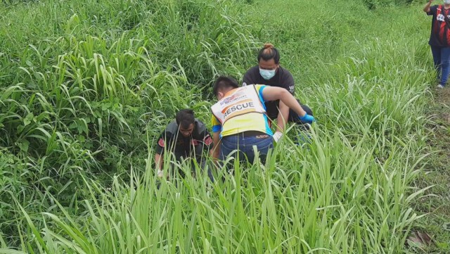 หนุ่มกู้ภัยผงะเจอศพลอยน้ำในร่องน้ำข้างถนน