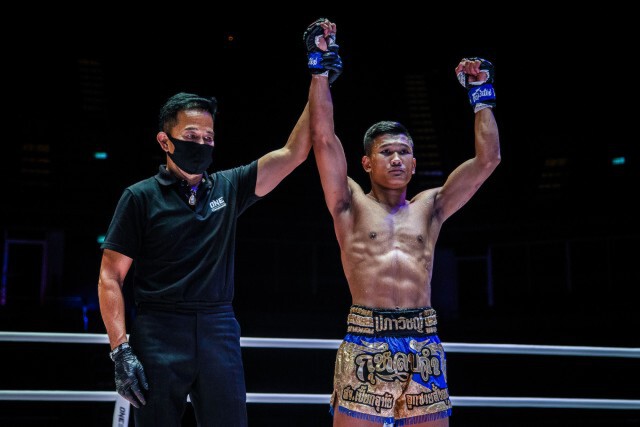 มวยรอง "กุหลาบดำ"คว่ำ"แสงมณี" น็อคยกแรกONE: NO SURRENDER III