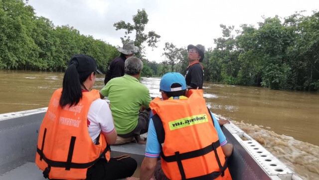 เร่งนำเรืออพยพชาวบ้านออกพื้นที่เสี่ยงน้ำท่วม