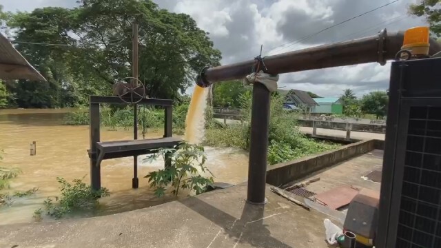 ระดมสูบน้ำลงแม่น้ำน่านป้องกันน้ำทะลักเขตเมือง