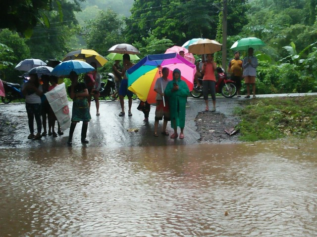 แพร่อ่วม!-น้ำทะลักท่วมบ้านกลางดึก-ขนของไว้บนถนน
